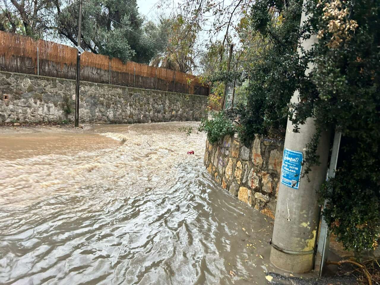 Muğla’yı Sağanak ve Fırtına Vurdu: Bodrum’da Kanalizasyon Taştı, Evleri Pis Su Bastı 4